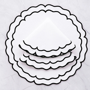 Sets de table ronds festonnés en coton et lin pour les organisateurs de conférences avec bordure contrastée pour le service de restauration - Product Image 1