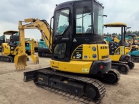 Excavatrice sur chenilles Komatsu 40 d'occasion avec cabine d'opérateur fermée