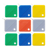 Accessoires de gadget de bricolage en plastique d'enfileur d'aiguille de Triangle coloré direct d'usine pour la couture à la main pour les personnes âgées emballées dans un sac