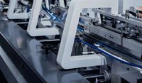 Máquina Plegadora y Encoladora Automática para Cajas con Fondo de Cierre Rápido y Tratamiento al Plasma, con Sistema de Grabado en Braille