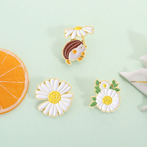 Pin Enamel Landak Kartun Lucu, Hewan Menggagalkan Bunga Daisy, Bros Kerah, Perhiasan, Hadiah, Grosir - Product Image 2