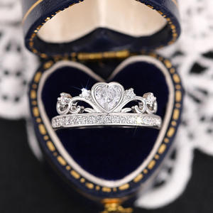 T0783 Anello da Donna in Oro Bianco con Diamante Taglio a Cuore, Anello di Fidanzamento con Diamante Naturale Colore G e Pietre Laterali - Product Image 5