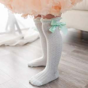 I-0204 Vente en gros de chaussettes longues pour enfants avec un grand nœud, chaussettes en coton pour enfants, chaussettes en maille pour enfants, chaussettes hautes pour bébés filles, chaussettes pour nouveau-nés - Product Image 3