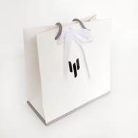 Sacs en papier personnalisés en gros avec logo de marque imprimé, sacs en papier de luxe pour la promotion, la vente au détail de vêtements, les cadeaux et le shopping