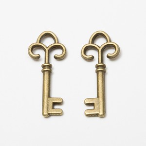 Pendentif clé squelette motif trèfle à trois feuilles en alliage <span class=keywords><strong>de</strong></span> zinc bronze antique pour décoration <span class=keywords><strong>de</strong></span> carte d'invitation <span class=keywords><strong>de</strong></span> mariage - Product Image 2