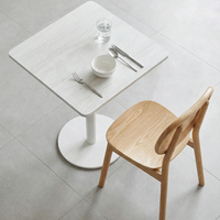 Table et chaises à manger blanches simples, meubles sur mesure pour pâtisseries et cafés, au design élégant et créant une ambiance cosy