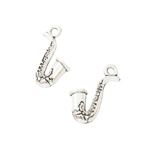 Ciondolo a forma di sassofono curvo ornamentato in lega di zinco color argento antico per braccialetti da jazz band - Product Image 2