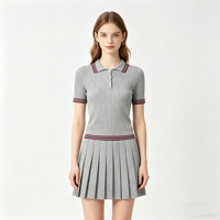 Ensemble tricoté deux pièces style universitaire pour femme, gris clair, haut côtelé à col polo et manches courtes avec jupe plissée à taille élastique