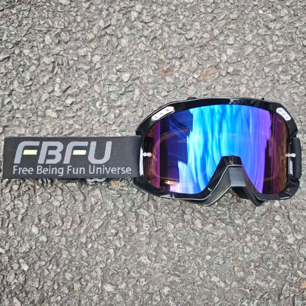 Lunettes bleues à monture noire