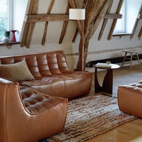 Minimalistisches Ecksofa aus Kunstleder mit quadratischen Ecken, modular, wandelbar, getuftet, Holzbeine, Wohnzimmermöbel