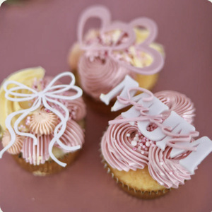 ของตกแต่งเค้กอะคริลิค รูปน้ำผึ้งและน้ำตาลหวาน สำหรับวันแม่  ท็อปเปอร์คัพเค้ก ดีไซน์โบว์ สไตล์อินเทรนด์  ของตกแต่งเค้กพลาสติก - Product Image 1