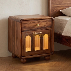 Table de chevet Odessa en noyer cannelé cintrée, en bois massif, avec poignées en laiton, pieds à boule et tiroir de rangement - Product Image 1