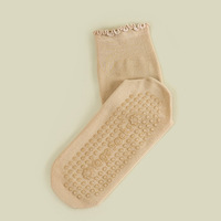 Chaussettes de yoga à bord festonné avec logo personnalisé pour femmes, antidérapantes, pour Pilates, avec grip, chaussettes de barre à volants, chaussettes de yoga côtelées en coton