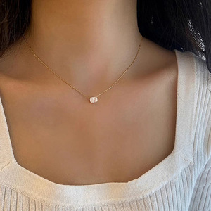 Collar con colgante cuadrado para mujer, joyería minimalista de moda para uso diario - Product Image 3