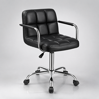 Tabouret de bar pivotant réglable en similicuir noir avec accoudoirs, base chromée et roulettes pour salon de réception