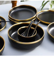 Service de table en porcelaine noire écologique avec bordure dorée pour une table de luxe, idéal pour les restaurants
