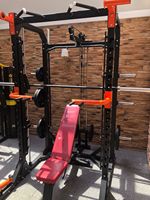 Rack de musculation Smith avec système de poulies, barre de traction dorsale, barre de traction et rangement pour plaques de poids pour salle de sport à domicile