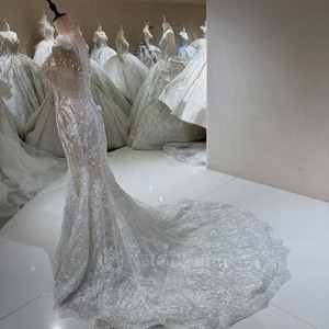 Robe de mariée sirène moderne DW0193 à manches courtes, ornée de perles lourdes, de pampilles, d'une traîne chapelle, avec fleurs, dentelle et cristaux - Product Image 2