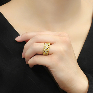 Bague ajourée tressée vintage pour femme, bijou de doigt élégant de style cour. - Product Image 2