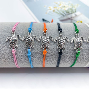 Bracelet style plage océanique fait main avec breloque tortue marine, multicolores, bijou d'amitié tortue - Product Image 1