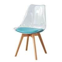 Vente en gros pas cher Chaise de salle à manger empilable moderne claire design tulipe coussin de siège souple en plastique avec pied en bois