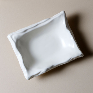 Assiette à dessert <span class=keywords><strong>rectangulaire</strong></span> irrégulière <span class=keywords><strong>en</strong></span> céramique brûlée Jiutian, style japonais minimaliste, bord roulé, blanc crème, <span class=keywords><strong>plat</strong></span> à sushi haut de gamme - Product Image 2