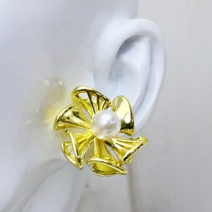 Boucles d'oreilles clous géométriques irrégulières à motif dentelle plaquées or 18 carats pour femme – Idée cadeau - Product Image 3