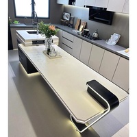 2024 Table à manger îlot au design moderne avec dalle de roche intégrée Table de cuisine de luxe avec évier en bois