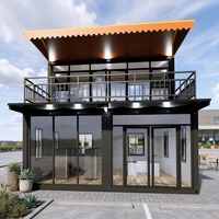 Maison modulaire moderne à deux étages en conteneurs avec balcon, portes coulissantes, fenêtres et toit à baldaquin