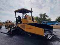 Paveuse d'asphalte et de béton sur chenilles CLG513E, finisseur routier de 12,5 m, 1300 t/h, 210 kW, épaisseur de pavage de 500 mm pour la construction routière