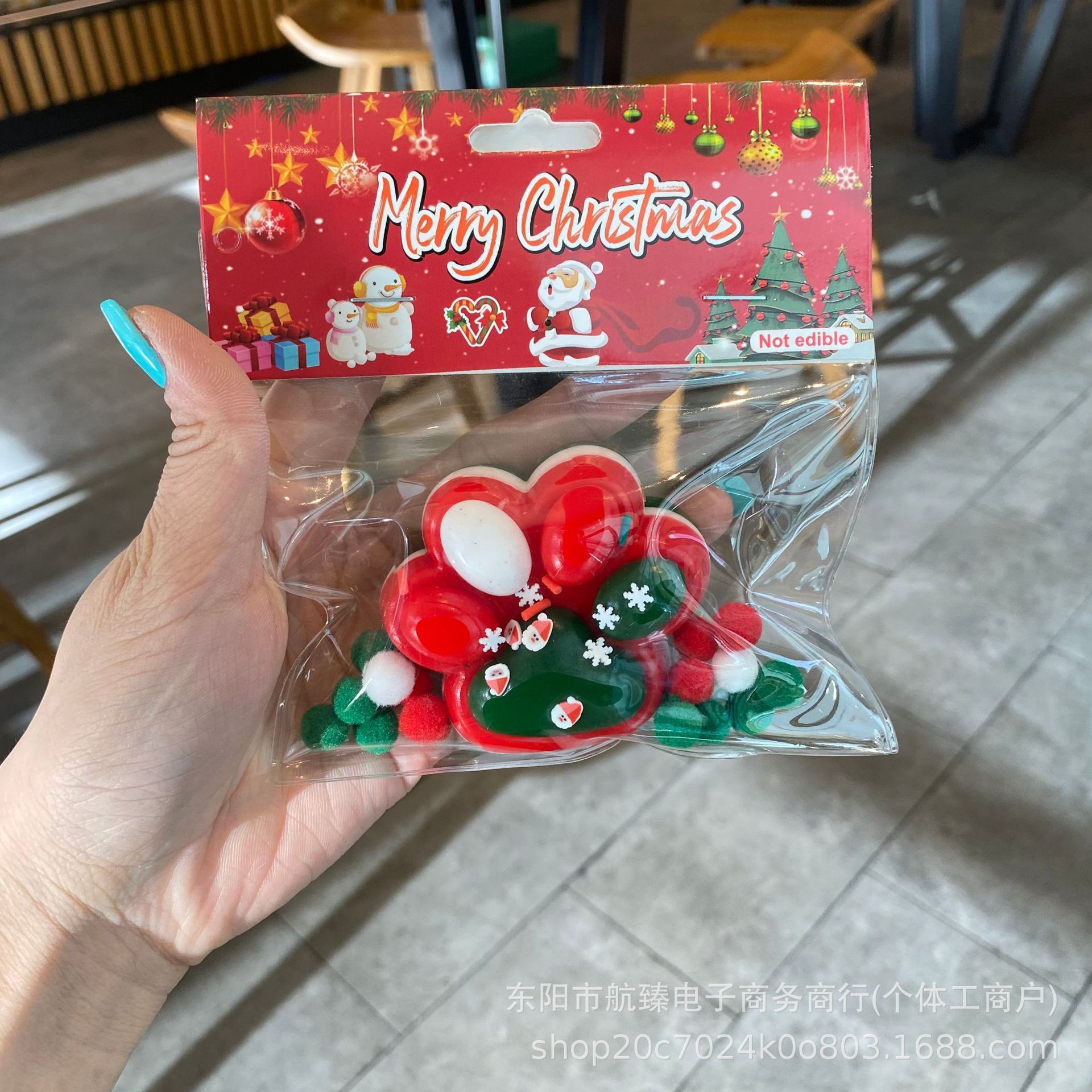 Patte de chat de Noël tricolore - fond rouge