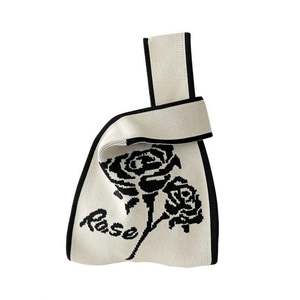 Sac fourre-tout imperméable en polyester noir et beige rose, fait main par des designers coréens, avec fermeture éclair, pour femmes - Product Image 5