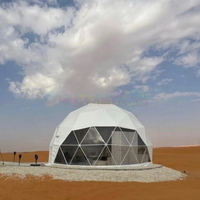 Dôme de glamping géodésique de luxe pour événements avec porte triangulaire en bois, parois vitrées, dôme de camping igloo pour les stations balnéaires de luxe