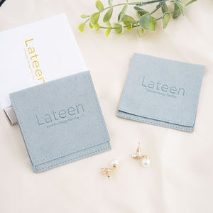 กล่องใส่เครื่องประดับไมโครไฟเบอร์สีขาวแบบสั่งทำพิเศษของ Lateen พร้อมโลโก้สลัก  บรรจุภัณฑ์พรีเมียมพร้อมถุงใส่เครื่องประดับไมโครไฟเบอร์หุ้มกระดาษ - Product Image 1