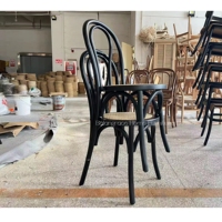 Chaise de salle à manger commerciale en bois courbé avec cadre en bois massif pour événement de noce moderne noire