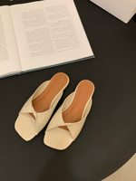 Nouvelles mules plates torsadées en cuir microfibre pour femmes, tendance 2026, à bout carré, chaussures décontractées d'extérieur, support OEM ODM usine