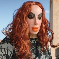 Masque intégral en latex Ugly Girl avec cheveux bouclés rouge-brun et grande bouche – Accessoire de fête tendance pour Halloween, mascarade et cosplay