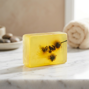 Savon artisanal végétalien à la camomille naturelle avec contrôle du sébum pour des soins apaisants de la peau et un nettoyage quotidien doux - Product Image 1