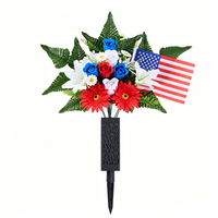 Piquet solaire décoratif patriotique avec drapeau américain, marguerites gerbera, roses et lys, pour la décoration extérieure du Jour de l'Indépendance