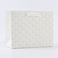 Sacs en carton ivoire de luxe personnalisés avec logo imprimé, recyclables, avec poignées en ruban, impression UV, pour promotion de boutiques de détail