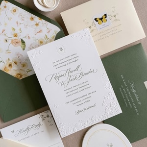 Elegante Juego de Invitaciones de Boda en Papel Offset con Impresión Digital, Diseño Floral en Relieve y Sobres Verdes para Ocasiones Formales - Product Image 2