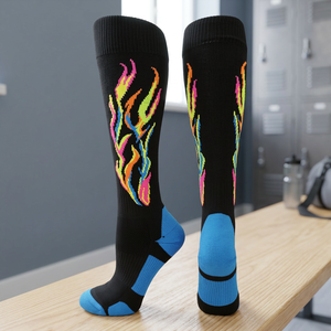 Chaussettes de sport mi-hautes avec imprimé flamme coloré, chaussettes de basket-ball respirantes en tricot pour adultes, à porter en été - Product Image 1