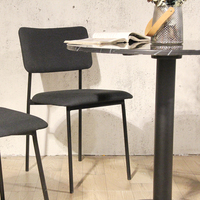 Chaise de salle à manger moderne minimaliste en tissu gris foncé, chaise d'appoint rembourrée avec pieds en métal noir pour café et restaurant