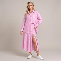 Ensemble deux pièces personnalisé pour femme, rayé rose et blanc, chemise à manches longues boutonnée et jupe longue fendue, idéal pour les vacances