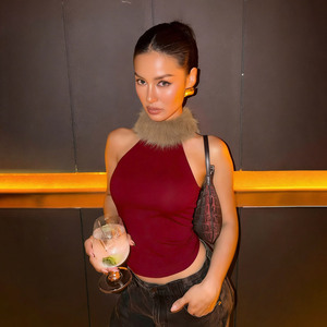 Gilet de Noël rouge chic pour femme – Débardeur élégant en viscose/polyester tricoté avec fausse fourrure extensible et col roulé - Product Image 2