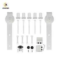 Oksun Global Supplier Kit de quincaillerie pour porte coulissante en fer, système de rail de suspension pour porte de grange coulissante, commande en gros disponible