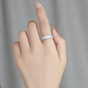 Anillo de Moissanita de 6.5mm de Ancho con Patrón de Neumático, Color D, Plata de Ley 925, Seguro para la Piel, Joyería de Moda para Mujer - Product Image 2
