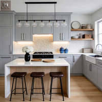 Meubles de cuisine Shaker gris clair élégants de style transitoire, îlot en bois lamellé avec design cascade, unités de garde-manger sur mesure