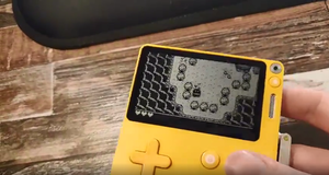 เครื่องเล่นเกมพกพา <span class=keywords><strong>Panich</strong></span> Play-date แบบมือหมุน สไตล์เรโทร สีดำขาว ขยายความจุได้ แบตเตอรี่ 2600mAh - Product Image 3