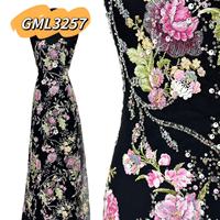 Tissu en dentelle de tulle noir brodé de sequins floraux colorés vintage pour robe de mariée ou tenue de cérémonie en maille